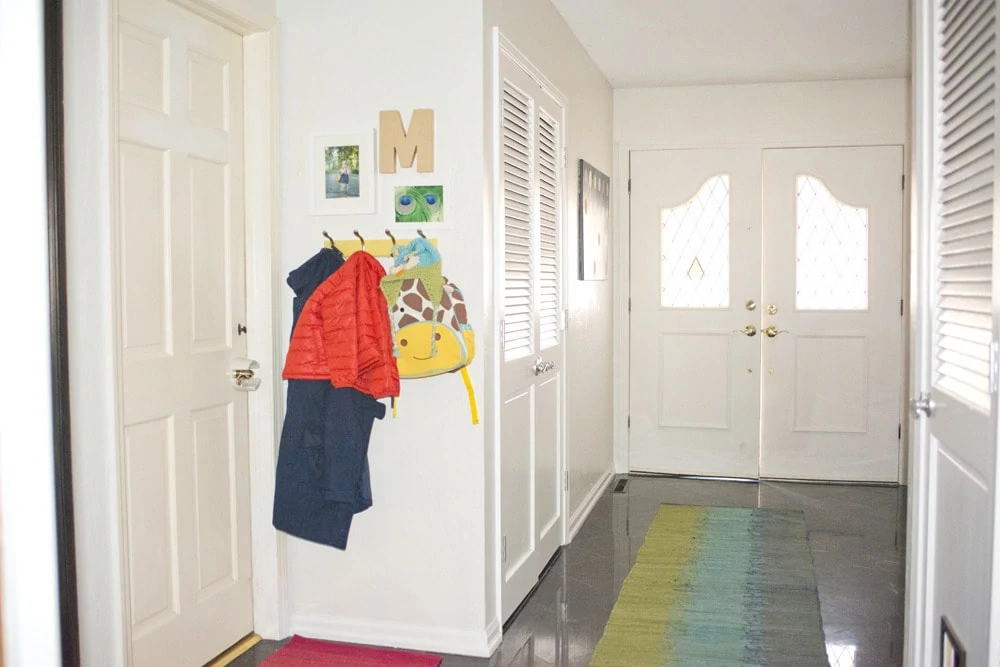 Entryway_coat_rack_with_pictures