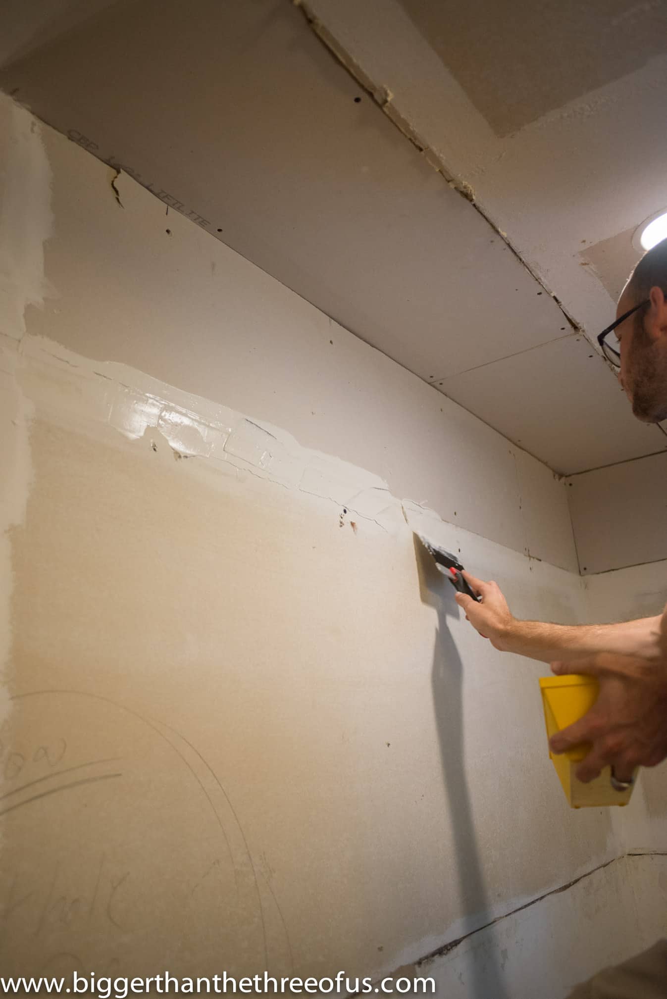 Taping and store mudding drywall