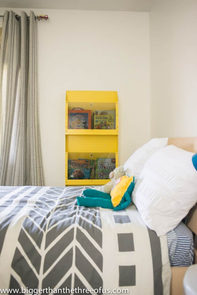 Want a room that can grown with your kids? Check out this modern and bright boys room. 