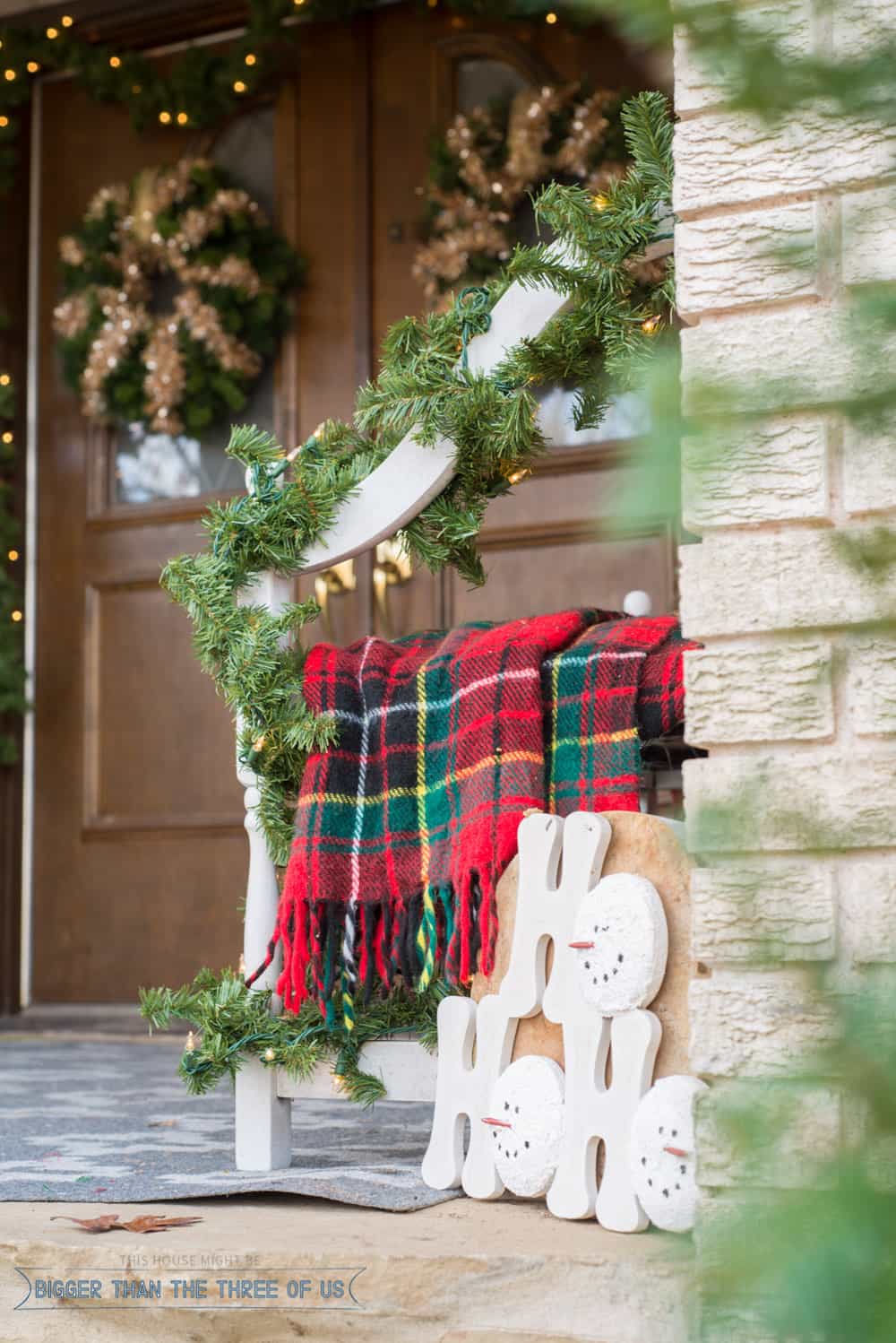 https://biggerthanthethreeofus.com/wp-content/uploads/2015/11/Decorating-Your-Front-Porch-For-Christmas-3.jpg