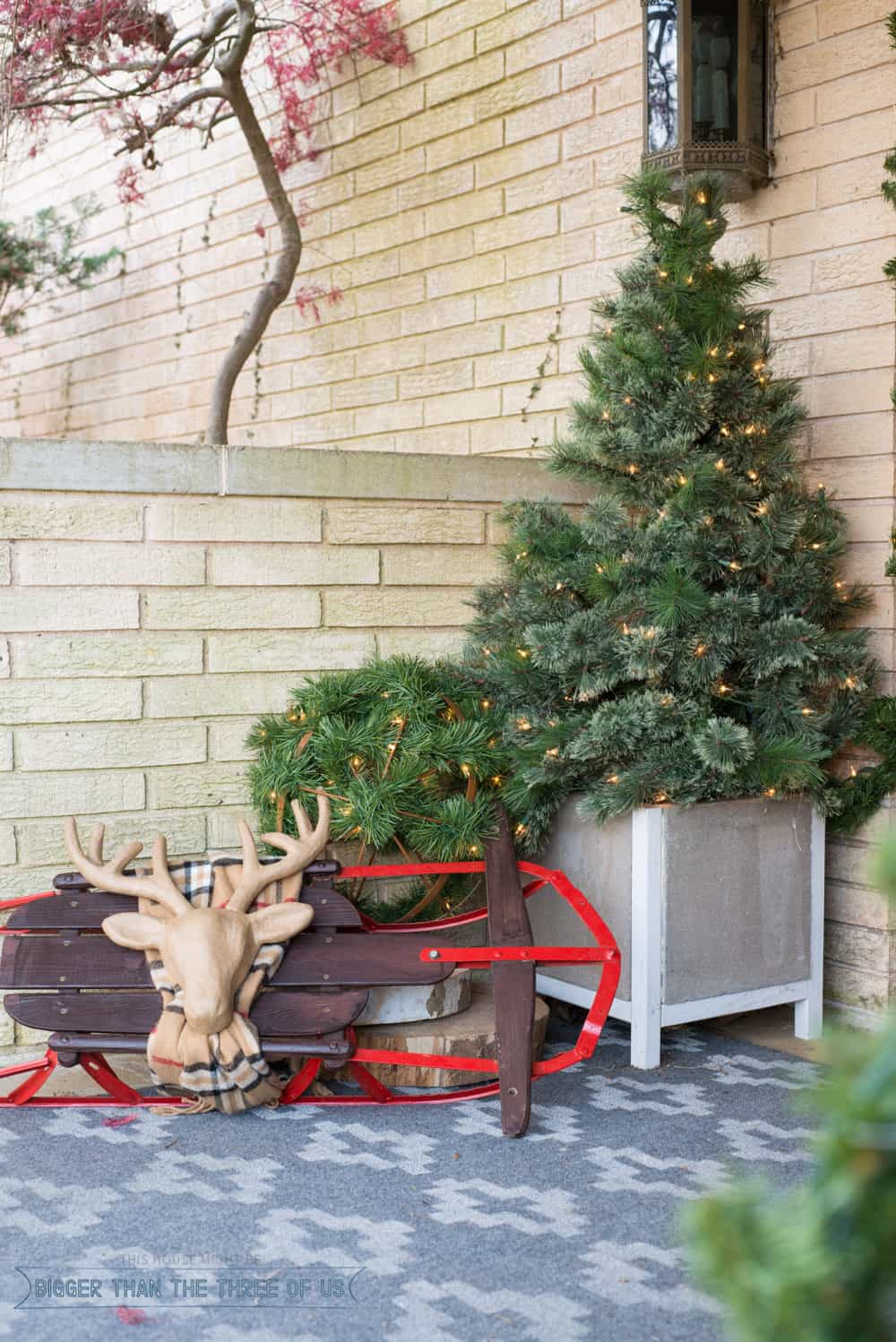 https://biggerthanthethreeofus.com/wp-content/uploads/2015/11/Decorating-Your-Front-Porch-For-Christmas-4.jpg