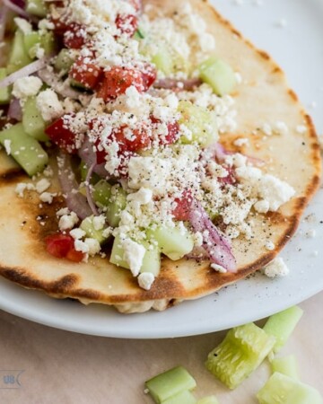 Want a healthy, fast and delicious lunch? Try these Vegetarian Greek Naan Wraps!