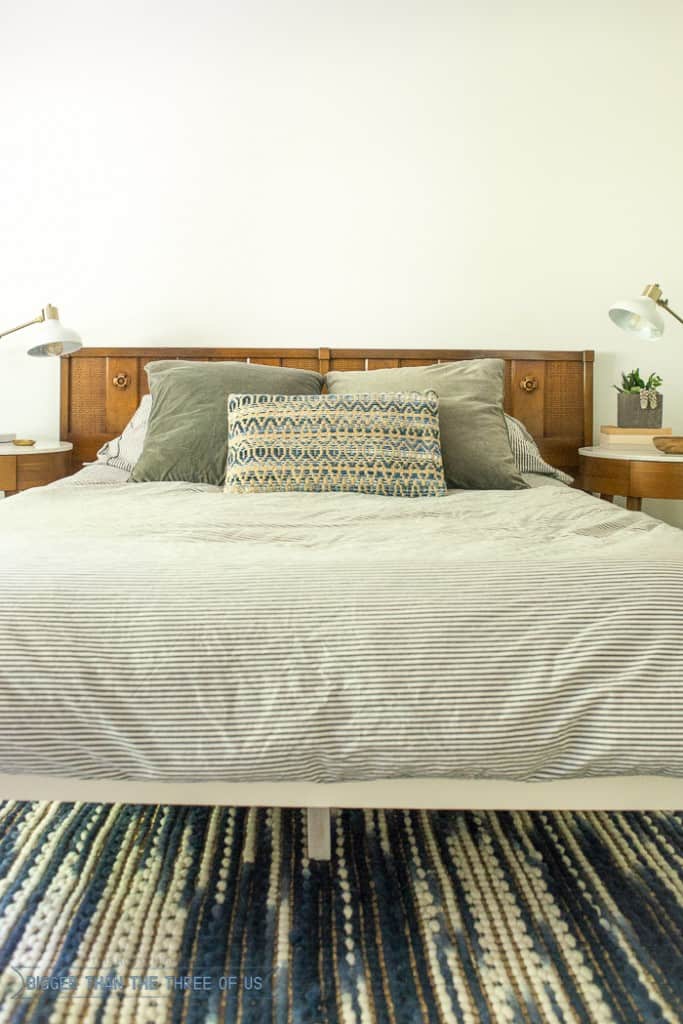 Mid-Century-Modern-Master-Bedroom-With-Blue-and-White-Accents-3