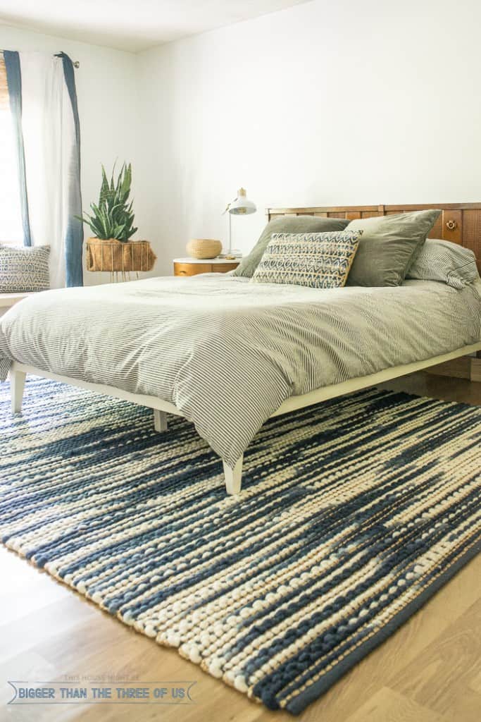 Mid-Century-Modern-Master-Bedroom-With-Blue-and-White-Accents-4