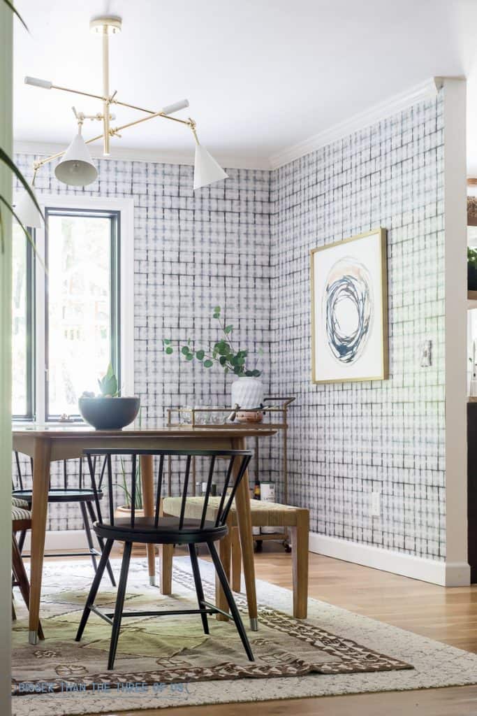 Mid-Century Dining Room with vintage rug, brass chandelier and black chairs