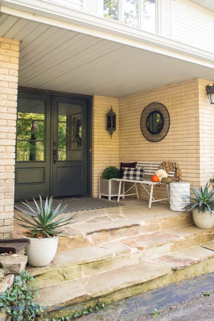 Fall Front Porch Ideas : I'm sharing how I'm giving my front porch a budget-friendly fall makeover. Come over to see my Fall Front Porch! #exterior #fall