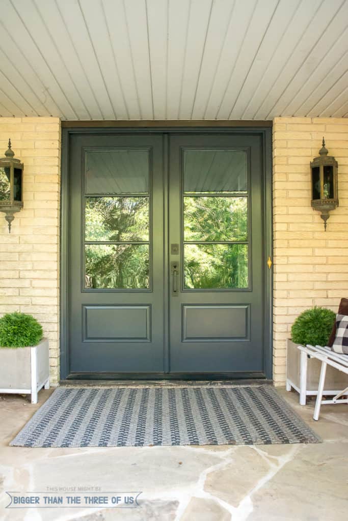 Fall Front Porch Ideas : I'm sharing how I'm giving my front porch a budget-friendly fall makeover. Come over to see my Fall Front Porch! #exterior #fall