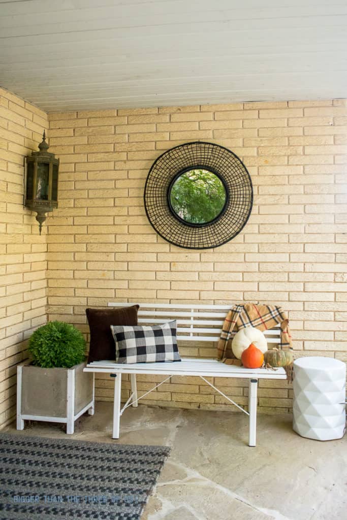 Fall Front Porch Ideas : I'm sharing how I'm giving my front porch a budget-friendly fall makeover. Come over to see my Fall Front Porch! #exterior #fall