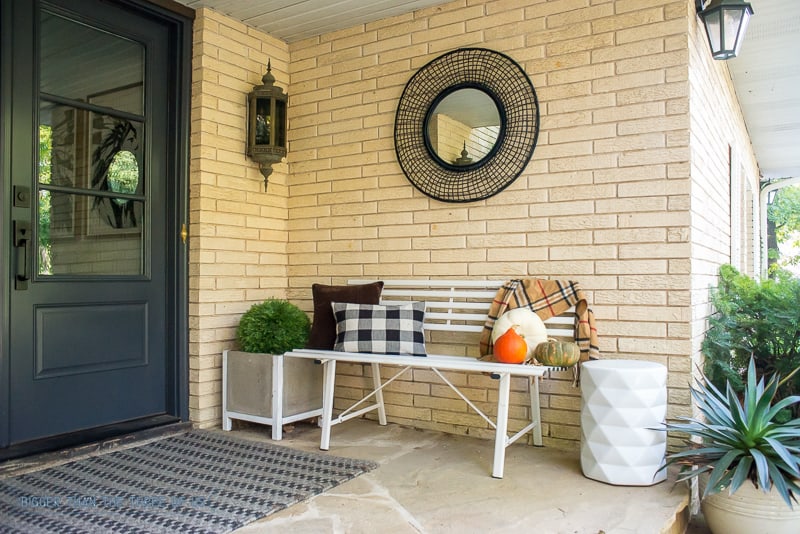 Fall Front Porch Ideas : I'm sharing how I'm giving my front porch a budget-friendly fall makeover. Come over to see my Fall Front Porch! #exterior #fall