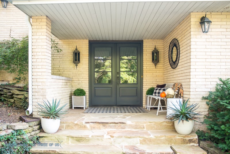 Fall Front Porch Ideas : I'm sharing how I'm giving my front porch a budget-friendly fall makeover. Come over to see my Fall Front Porch! #exterior #fall