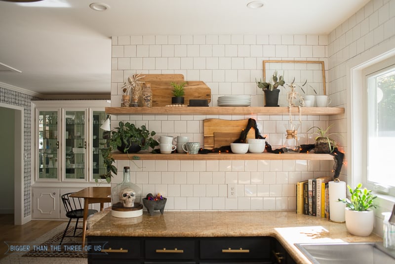 Simple Halloween Decorations That Anyone Can Do #halloween #decorating #shelfie #kitchenshelves