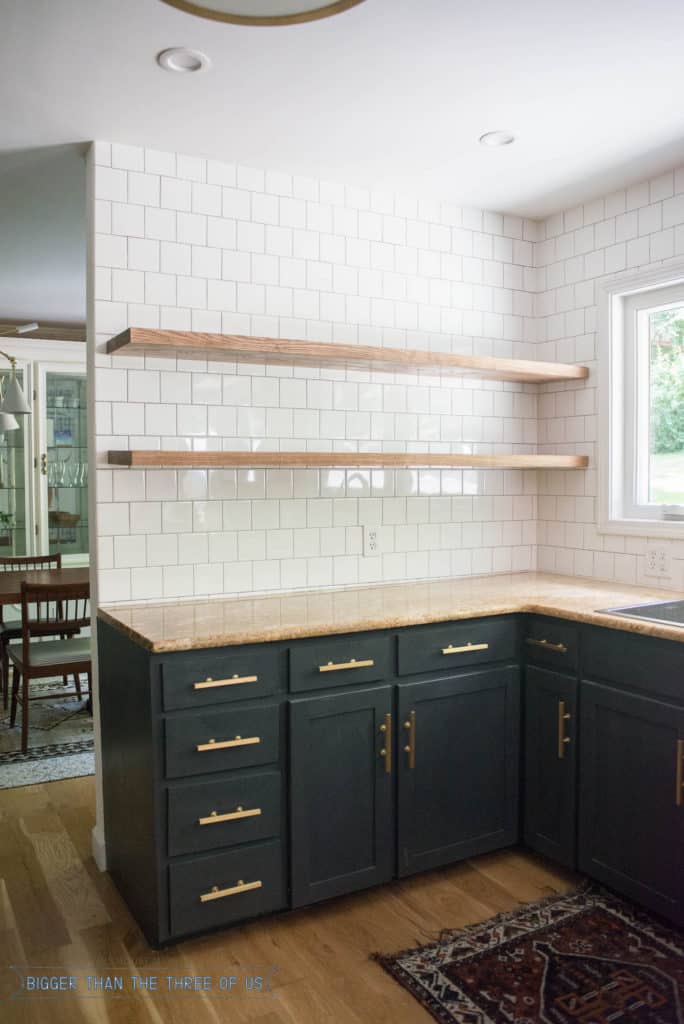 Featured image of post Floating Shelves Between Two Cabinets / Easy diy floating shelves tutorial and plans.