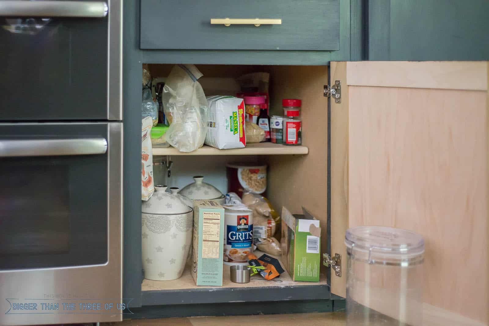 Organizing Deep Kitchen Cabinets with these Easy Kitchen Organizing Ideas #kitchencabinets #organize #organizingkitchencabinets