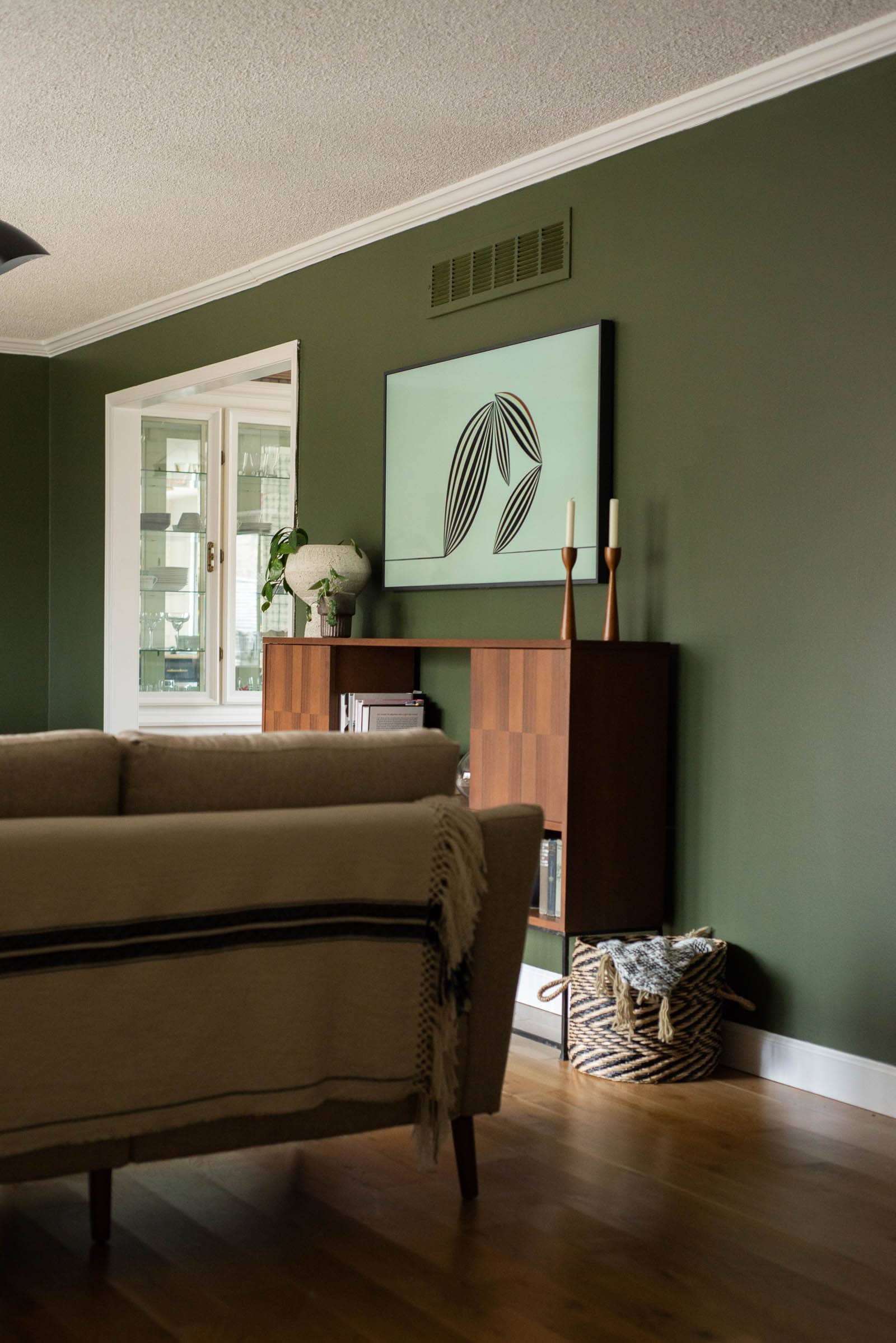 6 Cream And Dark Green Living Room Color Combinations