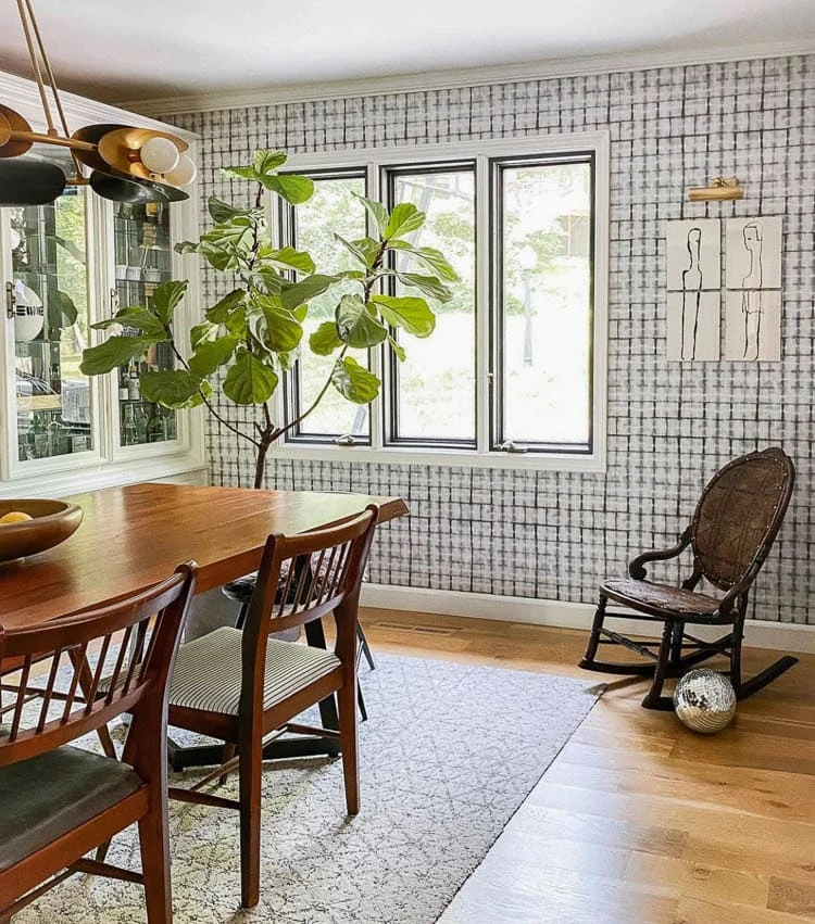 black window trim in dining room 