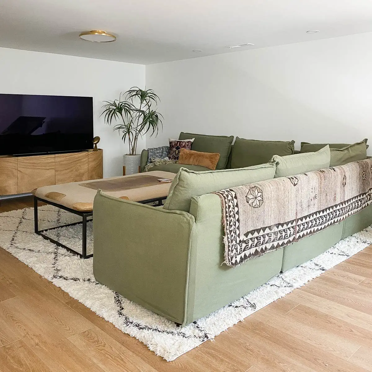 tutorial for how to cut a rug or cut carpet to resize it