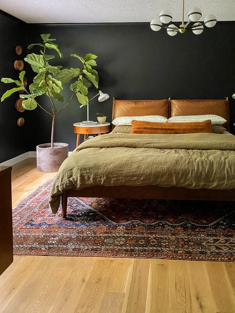 Linen sheets for what sheets to buy showing a green duvet and striped sheets. 