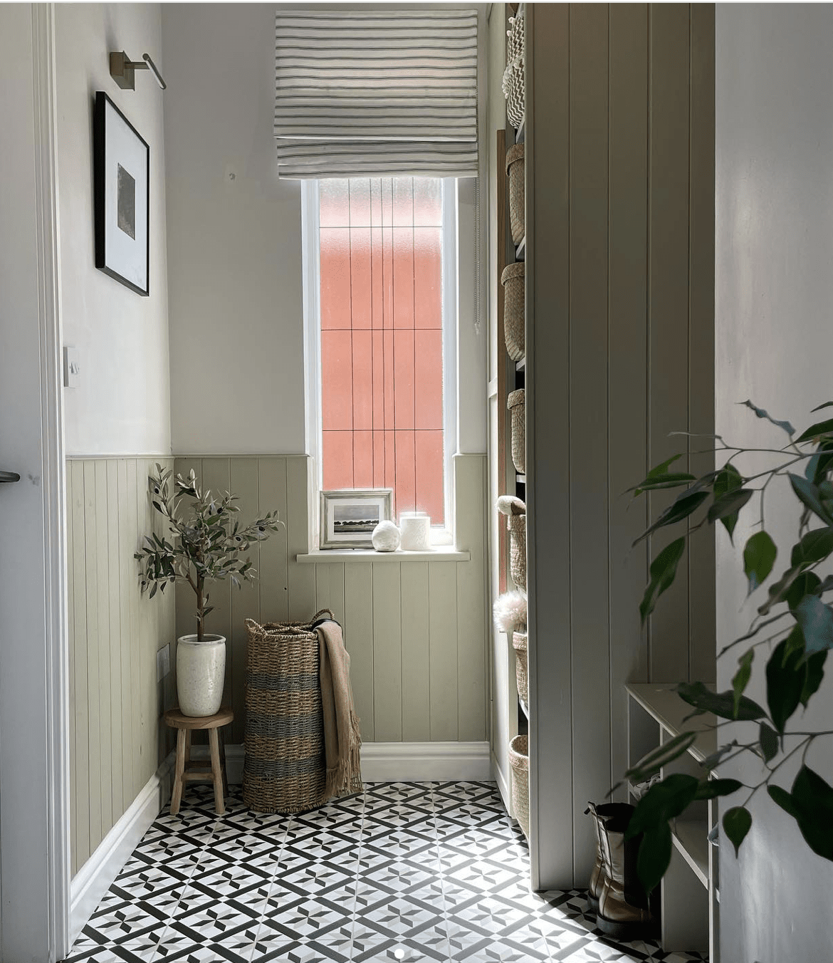 vertical shiplap in mudroom 