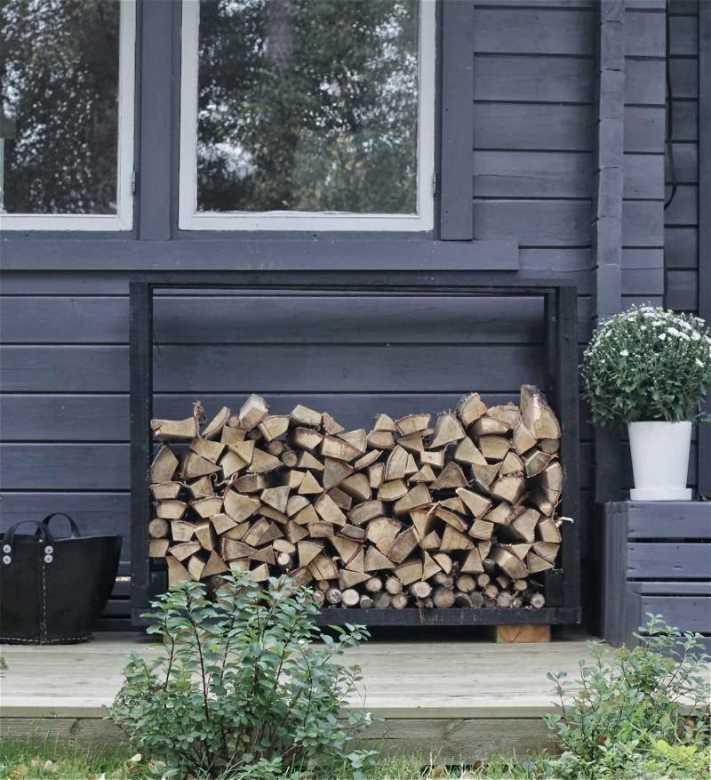 Firewood holder outdoor that blends with the house
