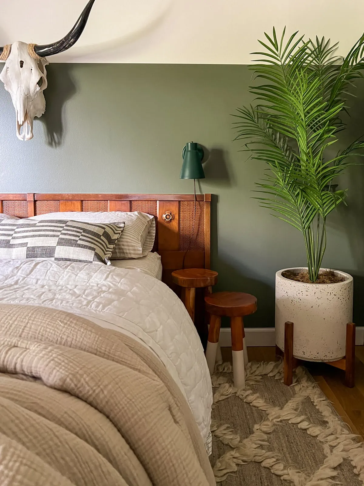 Beige Linen Sheet Set and Quilt in midcentury guest room.